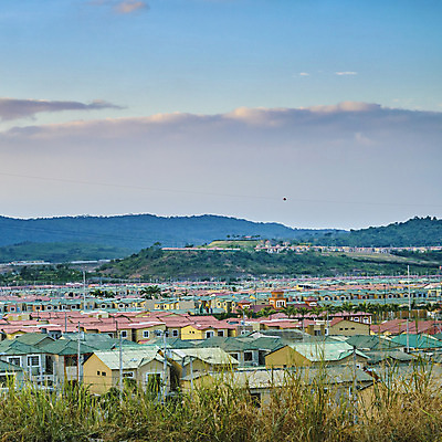 포토 JPG 해외이미지 외관 선 건축양식 교실 자연 지붕 아파트 주택 안테나 풍경 사람없음 건물 미국 재산 중앙 언덕 커뮤니티 에콰도르 연립주택 이웃 남쪽 교외 줄서기 해외202004 해외포토 건축물 교육 건축 북아메리카 통신 학교 모션 금융 남아메리카 방향 생태계 파일형식 이미지허브