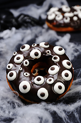 포토 JPG 해외이미지 검은배경 디저트 실내 사람없음 할로윈 도넛 눈동자 거미줄 거미 해외202004 해외포토 음식 곤충 백그라운드 내부 검은색 눈_신체부위 파일형식 이미지허브