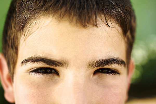 포토 JPG 해외이미지 백인 1 응시 시선 남자 감정 얼굴 어린이 한명 사람 소년 초록색 카메라 슬픔 흰색 자신감 명상 고민 문제 히스패닉 노려봄 섬광 심각 해외202004 해외포토 서양인 컬러 컨셉 표정 신체부위 전자제품 파일형식 이미지허브