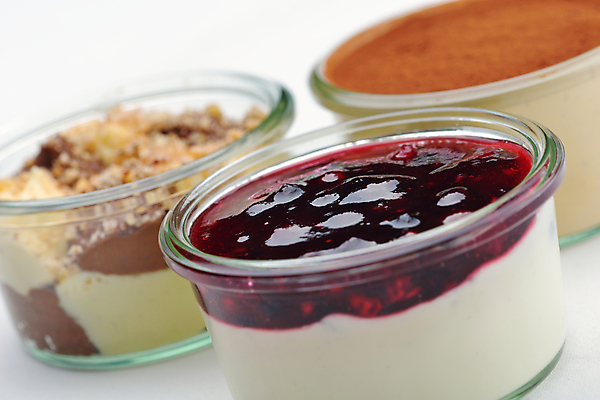 포토 JPG 해외이미지 실내 종류 사람없음 아웃포커스 다양 세개 흰배경 푸딩 과일푸딩 해외202004 해외포토 다수 백그라운드 디저트 촬영기법 3 내부 흰색 파일형식 이미지허브