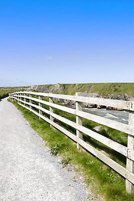 포토 JPG 해외이미지 구름 길 바다 자연 하늘 날씨 휴가 풍경 사람없음 야외 목재 초록색 물 여름 파란색 울타리 평화 일출 맑음 침묵 일몰 봄 산책 절벽 가장자리 고독 위험 오솔길 그림 장면 아일랜드 대서양 파라다이스 수평선 해외202004 해외포토 자연요소 나무 계절 감정 유럽 컬러 컨셉 재료 휴식 담장 노을 소리 둘레 생태계 파일형식 이미지허브