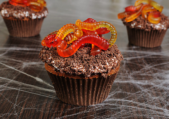 포토 JPG 해외이미지 디저트 실내 사람없음 할로윈 컵케이크 젤리 지렁이 갈색배경 해외202004 해외포토 음식 백그라운드 내부 갈색 케이크 파일형식 이미지허브