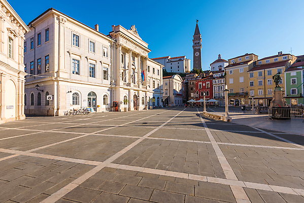 포토 JPG 해외이미지 유럽 문화 여행 건축양식 하늘 아침 주택 사람없음 야외 건물 여름 파란색 컬러풀 조각상 교회 탑 도시 센터 역사 보행로 재산 그림 정사각형 베네치아 타운 종탑 시청 구시가지 슬로베니아 옛날 해외202004 해외포토 주간 도형 건축물 계절 건축 나라 길 컬러 종교건축 금융 조형물 이탈리아 관공서 파일형식 이미지허브