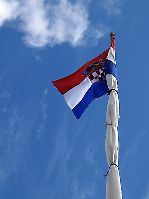 포토 JPG 해외이미지 유럽 여행 하늘 바람 사람없음 파란색 깃발 크로아티아 전국 해외202004 해외포토 자연요소 나라 컬러 날씨 파일형식 이미지허브