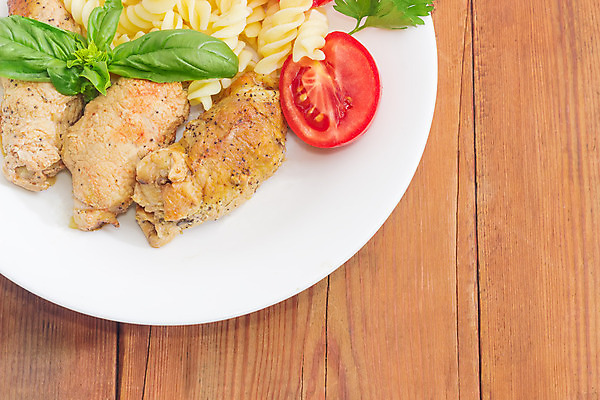 포토 JPG 해외이미지 접시 음식 토마토 파스타 파슬리 육류 돼지고기 요리 사람없음 목재 주방 버섯 튀김 널 허브 롤 바질 폭식 메인요리 스터핑 해외202004 해외포토 나무 식물 식기 채소 식재료 재료 서양음식 파일형식 이미지허브