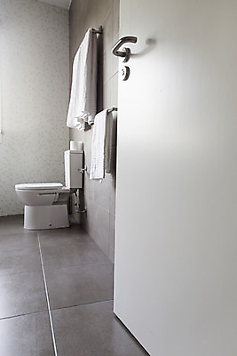 포토 JPG 해외이미지 디자인 벽 가구 건축양식 유리 새로움 바닥 아파트 주택 실내 통 사람없음 내부 장식 빛 수건 목욕 거울 방 욕실 흰색 램프 도자기 재산 고급 빨래 캐비닛 타일 싱크대 수도꼭지 대야 변기통 샤워실 스타일 해외202004 해외포토 건축 컬러 생활용품 컨셉 가사 재질 조명 건물 금융 위생용품 청결 사물함 개수대 샤워시설 파일형식 이미지허브