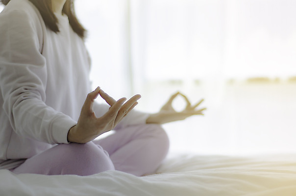 포토 JPG 해외이미지 라이프스타일 손 여자 스포츠 포즈 신체 요가 아침 휴식 주택 실내 따뜻함 건강 사람 앉기 동양인 사람없음 내부 운동 새벽 방 고통 마음 침대 최고 날씬함 연습 명상 두통 엘리먼트 필라테스 아사나자세 해외202004 해외포토 주간 자연요소 웰빙 감정 가구 컨셉 모션 인종 건물 생활 신체부위 요가자세 질병 몸매 파일형식 이미지허브