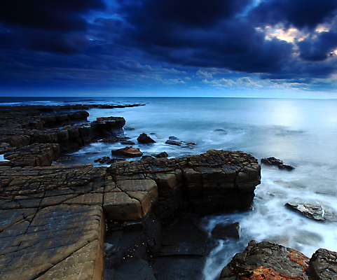 포토 JPG 해외이미지 구름 유럽 파도 바다 여행 자연 하늘 영국 잉글랜드 풍경 해변 사람없음 야외 물 파란색 관광지 황혼 일몰 만 저녁 암초 해외202004 해외포토 자연요소 나라 컬러 노을 야간 생태계 파일형식 이미지허브