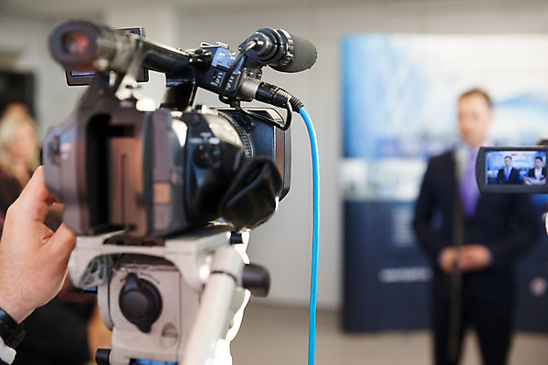 포토 JPG 해외이미지 포즈 통신 사람 이벤트 사람없음 텔레비전 장비 정보 기자 뉴스 마이크 방송 언론 리포터 동영상 생존 해외202004 해외포토 직업 음향기기 전자제품 파일형식 이미지허브