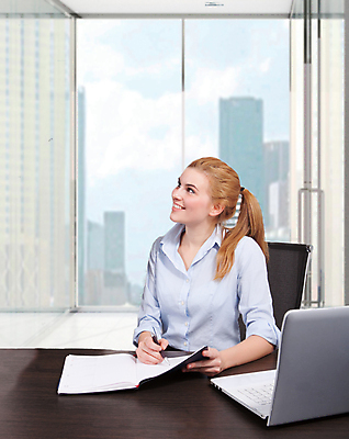 포토 JPG 해외이미지 직업 응시 여자 행복 백그라운드 비즈니스 노동자 사람 성인 두명 노트북 컴퓨터 금발 사무실 흰색 업무 작업 비즈니스우먼 책상 고립 해외202004 해외포토 헤어스타일 시선 감정 컬러 가구 전자제품 직장인 파일형식 이미지허브