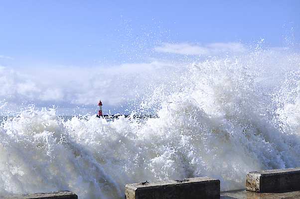 포토 JPG 해외이미지 구름 파도 바다 하늘 등대 사람없음 빨간색 물 파란색 흰색 분무기 포트 해외202004 해외포토 자연요소 컬러 파일형식 이미지허브