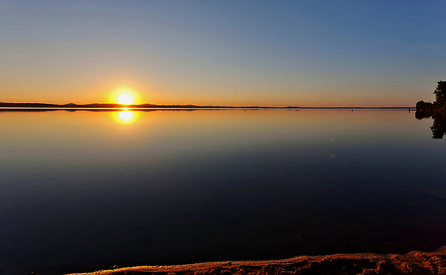 포토 JPG 해외이미지 호수 오렌지 자연 하늘 휴가 휴식 파노라마 풍경 사람없음 야외 물 여름 태양 반사 노란색 평화 고요 황혼 일몰 놀람 황금 야간 저녁 그림 남쪽 내추럴 수평선 해외202004 해외포토 자연요소 계절 감정 컬러 컨셉 과일 촬영기법 표정 노을 방향 생태계 파일형식 이미지허브