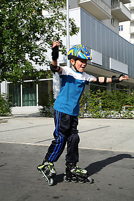 포토 JPG 해외이미지 1 라이프스타일 교육 어린이 스포츠 장신구 바지 놀이 성공 휴식 건강 한명 안전 소년 취미 야외 여름 파란색 금발 운동 경쟁 봄 기쁨 장비 스케이트 스케이팅 가을 게임 흰색 표현 승차 연습 롤러 스케이터 해외202004 해외포토 헤어스타일 계절 남자 감정 스포츠용품 컬러 컨셉 모션 하의 겨울스포츠 운동선수 사람 생활 파일형식 이미지허브