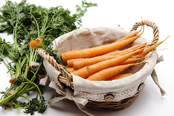 포토 JPG 해외이미지 식물 음식 줄기 잎 채소 건강 사람없음 초록색 바구니 식사 당근 수확 신선 먹기 흰배경 날것 해외202004 해외포토 컬러 백그라운드 농업 모션 뿌리채소 흰색 파일형식 이미지허브