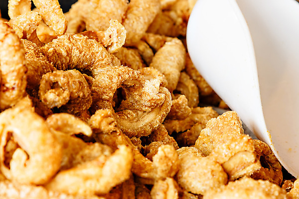 포토 JPG 해외이미지 문화 음식 백그라운드 돼지고기 요리 사람없음 노란색 튀김 껍질 돼지 피부 깊이 인기 절임 해로움 해외202004 해외포토 컬러 컨셉 포유류 육류 신체부위 파일형식 이미지허브