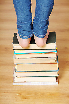 포토 JPG 해외이미지 백인 학생 교육 종이 문화 컨셉 비즈니스 텍스트 학교 발 성공 추상 아이디어 한명 서기 사람 책 스터디 쌓기 자료 정보 업무 그룹 도서관 정상 교과서 대학교 문서 문학 양장본 양발 지능 해외202004 해외포토 서양인 1 무늬 모션 교재 신체부위 학습 작업 파일형식 이미지허브