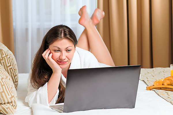 포토 JPG 해외이미지 전신 백인 응시 여자 엎드리기 휴식 실내 한명 성인 앞모습 노트북 침대 성인여자한명만 해외202004 해외포토 서양인 1 시선 뷰포인트 가구 컨셉 모션 사람 내부 전자제품 여자한명만 성인여자만 파일형식 이미지허브