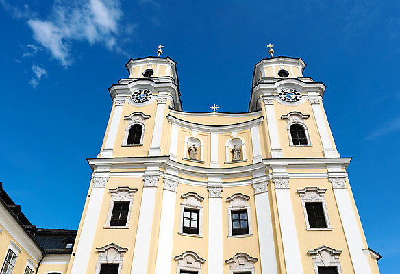 포토 JPG 해외이미지 종교 건축양식 하늘 사람없음 건물 파란색 조각상 노란색 교회 탑 오스트리아 정사각형 신성 해외202004 해외포토 도형 건축물 건축 유럽 컬러 종교건축 조형물 파일형식 이미지허브
