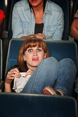 포토 JPG 해외이미지 백인 여자 감정 종이 의자 사람 두명 경기장 흰색 청바지 오픈 입 조직 그룹 군중 울음 영화관 극장 영화 눈물 충격 숨김 반응 줄서기 해외202004 해외포토 서양인 컬러 가구 컨셉 바지 스포츠시설 모션 문화예술 표정 신체부위 파일형식 이미지허브