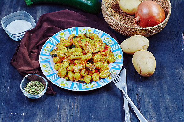 포토 JPG 해외이미지 식물 접시 음식 토마토 채소 파스타 요리 사람없음 빨간색 주방 식사 저녁식사 이탈리아 회색 신선 맛 인스턴트 굽기 지중해 허브 메인 준비 올리브 햄 지역 베이컨 무침 바질 캐서롤 탄수화물 핸드메이드 바이에른 해외202004 해외포토 식기 열매 유럽 바다 컬러 컨셉 서양음식 독일 육류 돼지고기 용기_그릇 구이 파일형식 이미지허브