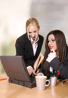 포토 JPG 해외이미지 직업 여자 회사 비즈니스 설계 노동자 갈색머리 사람 성인 두명 건물 금융 노트북 컴퓨터 사무실 스크린 도시 업무 작업 비즈니스우먼 계획 토론 책상 분석 동료 직원 보고서 경영자 파일 바쁨 이익 온라인 해결 전자상거래 경영 마케팅 해외202004 해외포토 헤어스타일 건축물 가구 컨셉 관계 경제 전자제품 직장인 리더 파일형식 이미지허브