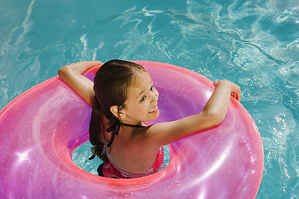 포토 JPG 해외이미지 주간 여자 여유 어린이 수영장 한명 소녀 상반신 야외 뒷모습 여름휴가 바캉스 시원함 튜브 소녀한명만 해외202004 해외포토 자연요소 1 감정 뷰포인트 휴가 사람 여자한명만 소녀만 파일형식 여름_계절이미지허브