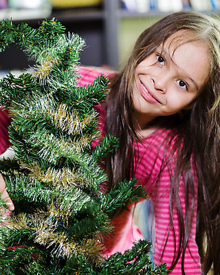 포토 JPG 해외이미지 나무 백인 여자 행복 어린이 크리스마스장식 크리스마스 공 가족 휴가 주택 사랑 한명 사람 장식 컬러풀 중국 장식볼 축하 12월 다민족 혼혈 해외202004 해외포토 서양인 식물 1 기념일 감정 아시아 컬러 컨셉 관계 건물 날짜 다문화 파일형식 이미지허브