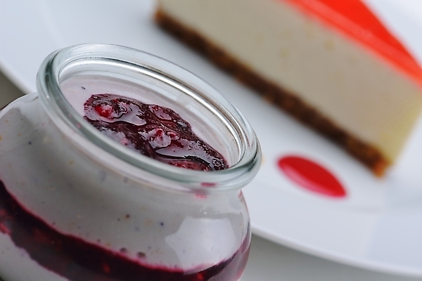 포토 JPG 해외이미지 디저트 실내 근접촬영 사람없음 아웃포커스 잼 치즈케이크 해외202004 해외포토 음식 뷰포인트 촬영기법 내부 케이크 소스_음식 파일형식 이미지허브