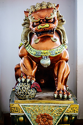 포토 JPG 해외이미지 전통 조각 패턴 태국 동양인 사람없음 장식 빨간색 갈색 문 금속 거울 골동품 반지 고리 황금 공작 해외202004 해외포토 아시아 컬러 무늬 장신구 재질 조류 인종 파일형식 이미지허브