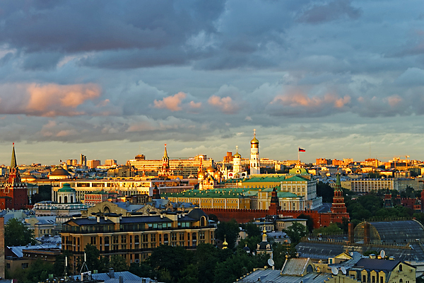 포토 JPG 해외이미지 구름 벽 건축양식 날씨 벽돌 그림자 사람없음 빛 탑 깃발 도시 센터 황금 시계탑 러시아 폭풍 종탑 러시아인 모스크바 크렘린궁전 해외202004 해외포토 자연요소 서양인 건축물 건축 유럽 궁전 크렘린 파일형식 이미지허브