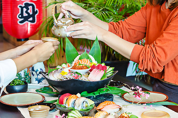 포토 JPG 해외이미지 라이프스타일 손 여자 음식 탁자 휴가 요리 사람 앉기 동양인 사람없음 세트 식당 일본 식사 중국 초밥 카페 회 잡기 차 찻주전자 참치 먹기 해산물 메뉴 연어 토막 순간 해외202004 해외포토 아시아 음료 가구 모션 주전자 어류 인종 생활 신체부위 상점 일본음식 파일형식 이미지허브