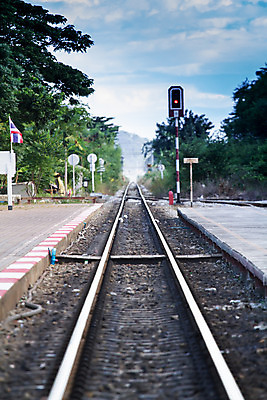포토 JPG 해외이미지 여행 교통시설 넥타이 사람없음 빛 햇빛 태양 기차 에너지 광선 멀리 떠남 철강 해외202004 해외포토 자연요소 잡화 육상교통 교통 모션 대중교통 시설 파일형식 이미지허브