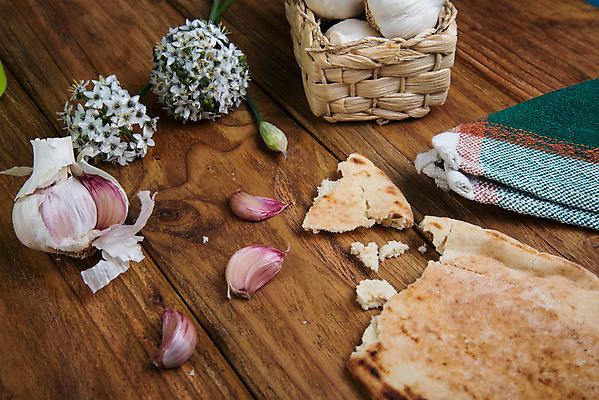 포토 JPG 해외이미지 꽃 음식 빵 백그라운드 전구 탁자 건강 마늘 사람없음 목재 바구니 신선 아침식사 바게트 인도인 허브 아로마 향 옛날 핸드메이드 해외202004 해외포토 외국인 나무 식물 가구 채소 재료 동양인 식사 파일형식 이미지허브