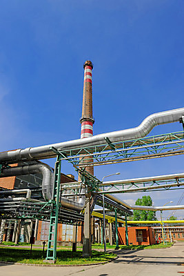 포토 JPG 해외이미지 식물 외관 산업 선 건축양식 공장 하늘 굴뚝 사람없음 내부 건물 물 파란색 빛 햇빛 반사 금속 힘 에너지 휘발유 연결 연료 가스 자원 공학 펌프 배기가스 철강 파이프라인 화학물질 해외202004 해외포토 자연요소 건축물 교육 건축 컬러 공업 재질 태양 화학 석유 파이프_관 파일형식 이미지허브