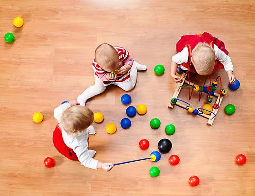 포토 JPG 해외이미지 백인 어린이 공 놀이 바닥 주택 함께함 실내 3 사람 앉기 목재 빨간색 세명 금발 장난감 성장 게임 아기 정상 놀이터 작음 플라스틱 쉬는시간 개발 걸음마 초보 해외202004 해외포토 서양인 나무 헤어스타일 컬러 컨셉 재료 모션 재질 휴식 내부 건물 크기 파일형식 이미지허브