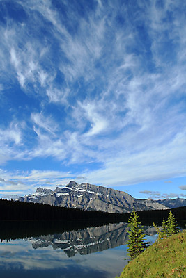 포토 JPG 해외이미지 나무 구름 호수 캐나다 하늘 산 사람없음 물 햇빛 태양 반사 맑음 정상 숲 밴프 앨버타 절정 로키산맥 해외202004 해외포토 자연요소 식물 북아메리카 날씨 파일형식 이미지허브