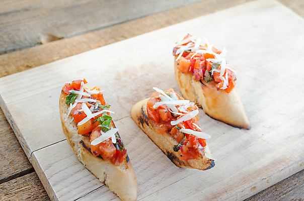 포토 JPG 해외이미지 전통 접시 음식 빵 백그라운드 토마토 채소 손가락 샌드위치 건강 마늘 요리 사람없음 목재 빨간색 초록색 파티 식사 이탈리아 흰색 시골 신선 맛 애피타이저 바게트 지중해 만취 허브 카나페 올리브 토스트 바질 점심식사 브루스케타 채식주의자 핸드메이드 개조 해외202004 해외포토 나무 식물 식기 손 열매 유럽 바다 컬러 컨셉 재료 서양음식 이벤트 채식 술취함 파일형식 이미지허브