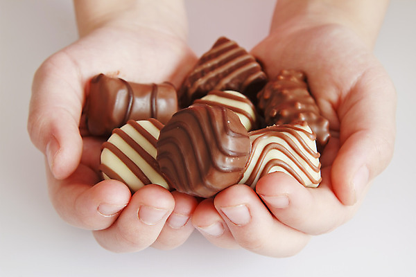 포토 JPG 해외이미지 손 어린이 음식 컨셉 사탕 사람없음 초콜릿 잡기 달콤 주기 해외202004 해외포토 모션 디저트 사람 신체부위 맛 파일형식 이미지허브