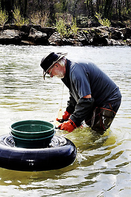 포토 JPG 해외이미지 라이프스타일 손 유럽 모래 스포츠 자연 한명 사람 야외 물 강 환경 금속 장비 프랑스 수확 도구 공구 잡기 업무 개울 재산 황금 씻기 발굴 광부 지질학 철강 해외202004 해외포토 자연요소 직업 1 교육 나라 농업 모션 재질 생활 신체부위 금융 청결 작업 생태계 파일형식 이미지허브
