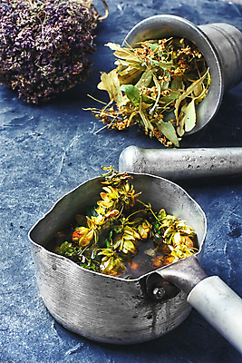 포토 JPG 해외이미지 실내 사람없음 국자 파란배경 아로마테라피 막자사발 해외202004 홉 해외포토 식물 백그라운드 주방용품 내부 파란색 사발 테라피 파일형식 이미지허브