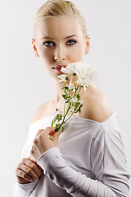 포토 JPG 해외이미지 모델 라이프스타일 웰빙 여자 꽃 행복 얼굴 꽃무늬 자연 건강 한명 금발 노란색 스파 화목 화장품 활발 흰색 신선 화려 달콤 순수 피부관리 아로마 아로마테라피 테라피 내추럴 돌봄 해외202004 해외포토 식물 1 헤어스타일 감정 컬러 컨셉 무늬 모션 사람 생활 신체부위 뷰티 맛 생태계 파일형식 이미지허브