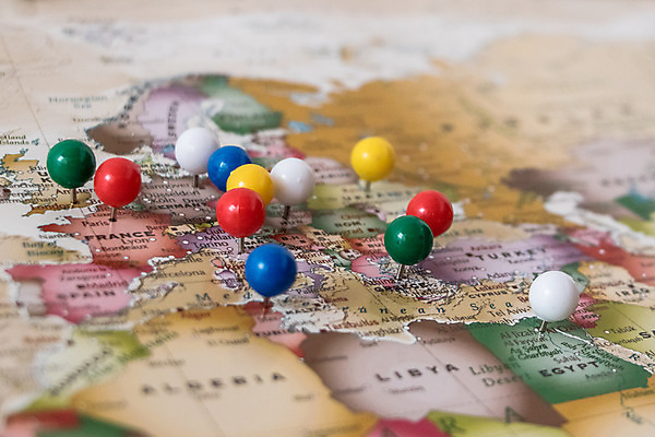 포토 JPG 해외이미지 유럽 도로 여행 지도 휴가 설계 거리 사람없음 가로 빨간색 초록색 파란색 노란색 우주 탐험 흰색 선택 압정 탈출 방향 심볼 위치 네비게이션 이민 전경 해외202004 해외포토 나라 길 컬러 이동 컨셉 교통시설 풍경 사무용품 파일형식 탑뷰 이미지허브