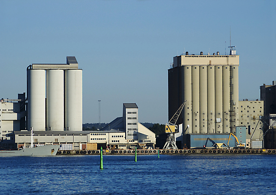 포토 JPG 해외이미지 산업 바다 교통시설 사람없음 건물 물 항구 화물 낟알 시리얼 창고 기중기 함선 시멘트 수납 사일로 수입 콘크리트 해외202004 해외포토 자연요소 건축물 음식 교통 배_교통 운송업 중장비 시설 파일형식 이미지허브