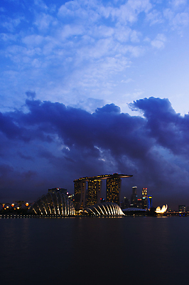 포토 JPG 해외이미지 도로 바다 비즈니스 건축양식 파노라마 풍경 사람없음 건물 초록색 금융 파란색 빛 도시풍경 컬러풀 사무실 반사 노란색 상점 항구 어둠 화목 새벽 도시 만 센터 역사 도심 야간 저녁 상업 바쁨 대도시 스카이라인 리빙 싱가폴 해외202004 해외포토 자연요소 건축물 건축 아시아 길 컬러 컨셉 교통시설 촬영기법 경제 파일형식 이미지허브