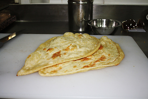 포토 JPG 해외이미지 식기 접시 음식 탁자 밥 양파 새로움 육류 사람없음 초록색 노란색 주방 식당 튀김 수프 준비 완두콩 삶기 해외202004 해외포토 컬러 가구 컨셉 채소 식재료 콩 상점 파일형식 이미지허브