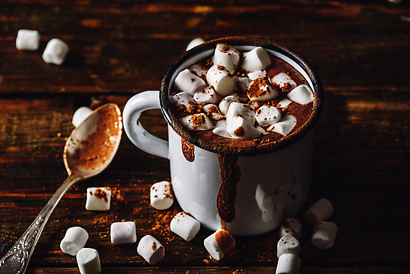 포토 JPG 해외이미지 실내 따뜻함 사람없음 숟가락 머그컵 달콤 감성 코코아 마시멜로우 나무탁자 코코아가루 해외202004 해외포토 음료 컨셉 탁자 디저트 수저 내부 컵 맛 가루 파일형식 이미지허브