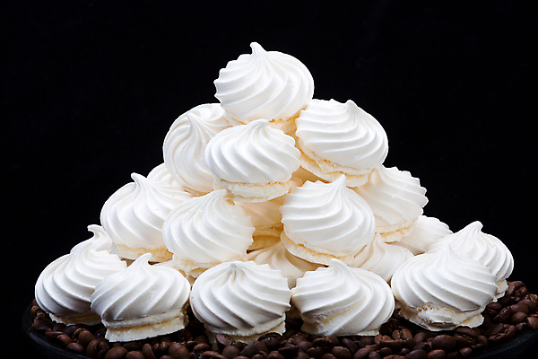 포토 JPG 해외이미지 접시 검은배경 서양음식 실내 사람없음 쌓기 쿠키 원두 달콤 머랭 해외202004 머랭쿠키 해외포토 식기 커피 음식 백그라운드 모션 디저트 내부 검은색 맛 파일형식 이미지허브