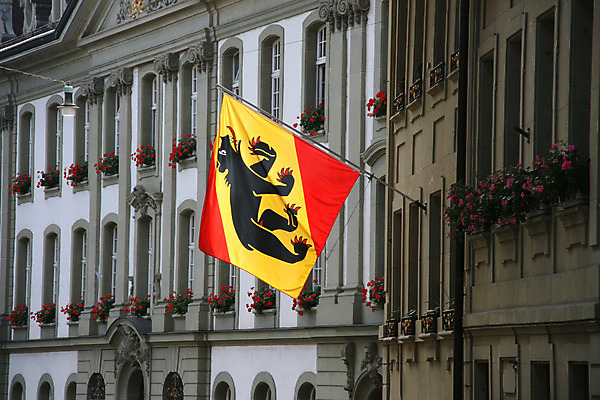 포토 JPG 해외이미지 유럽 건축양식 거리 아파트 사람없음 건물 수확 깃발 도시 스위스 지역 타운 베른 옛날 줄서기 해외202004 해외포토 건축물 건축 나라 농업 모션 주택 파일형식 이미지허브