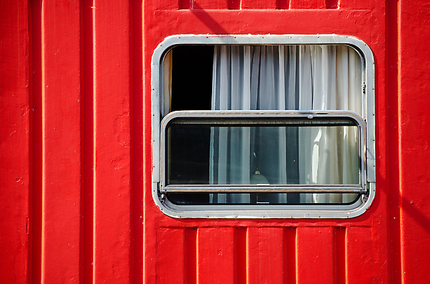 포토 JPG 해외이미지 창문 유리 사람없음 빨간색 금속 커튼 오픈 보트 묘사 해외202004 해외포토 컬러 배_교통 재질 파일형식 이미지허브