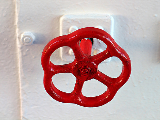 포토 JPG 해외이미지 산업 바다 공장 교통시설 불 추상 항해 사람없음 빨간색 물 금속 항구 기계 긴급 액체 보트 연결 위험 철 조선소 함선 공포 해군 연료 호스 튜브 공학 펌프 디젤 유조선 철강 파이프라인 해외202004 해외포토 자연요소 교육 컬러 교통 컨셉 무늬 배_교통 공업 재질 군대 시설 파이프_관 파일형식 이미지허브